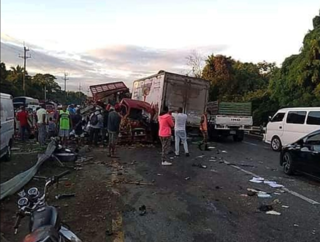 Un muerto y al menos 10 personas lesionadas en accidente en la ...
