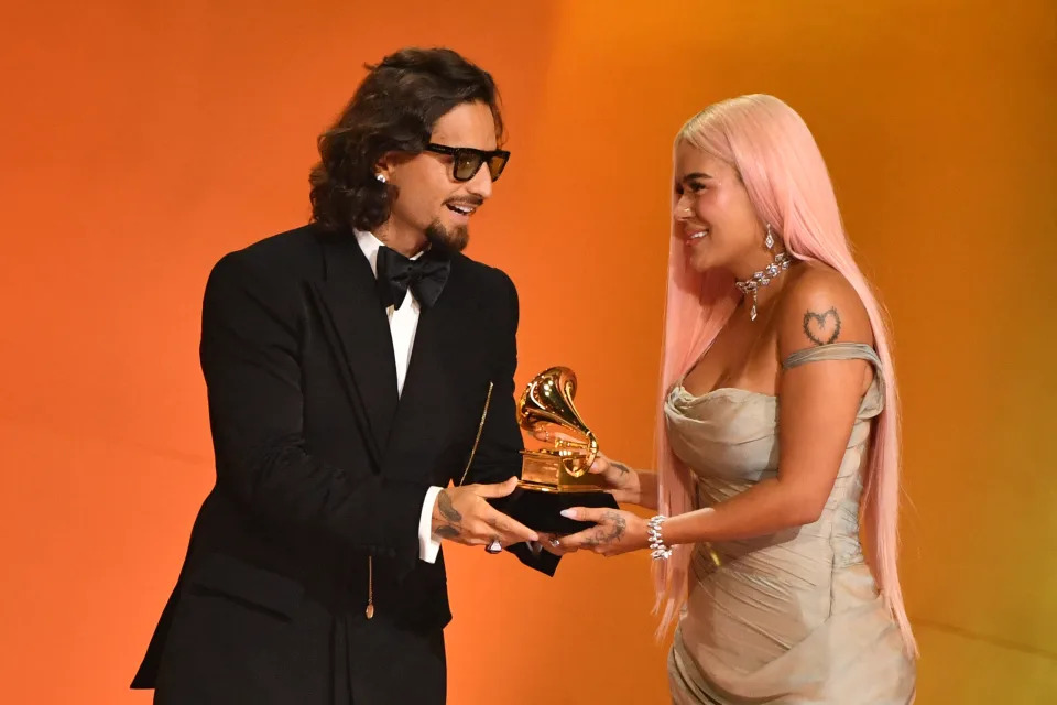Karol G recibe su Grammy de las manos de Maluma. (Photo by Valerie Macon / AFP) (Photo by VALERIE MACON/AFP via Getty Images)